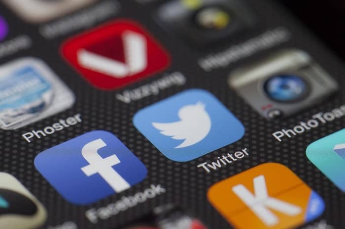 Smartphone mit Social Media Emblemen