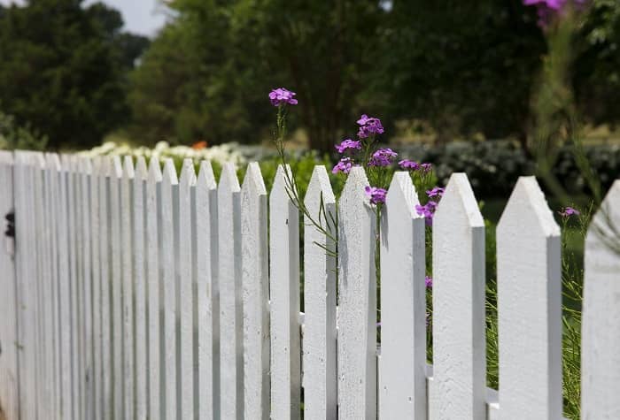 Ein weißer Gartenzaun aus Holz