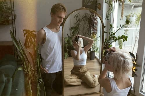 Ein Paar, das sich fotografiert in einem gemütlichen Raum