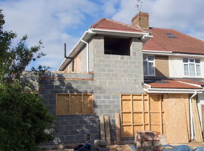 Ein Haus das gerade mit einer Dämmung versehen wird