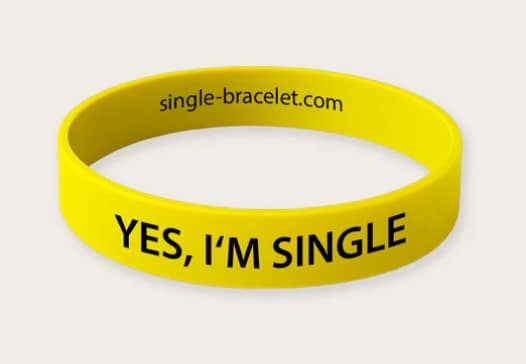 Das Armband Yes i´m Single in der Farbe Gelb