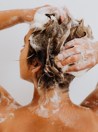 Eine Frau wäscht sich gerade die Haare